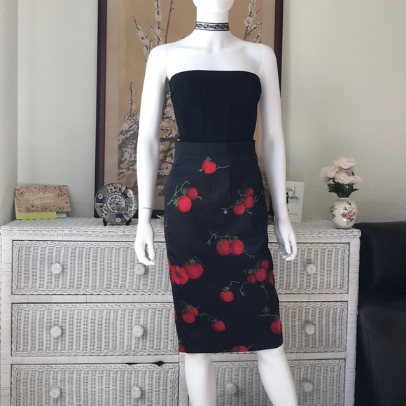 Dolce & Gabbana Dresses & Skirts - Dolce & Gabbana tomatoes pencil skirt 42